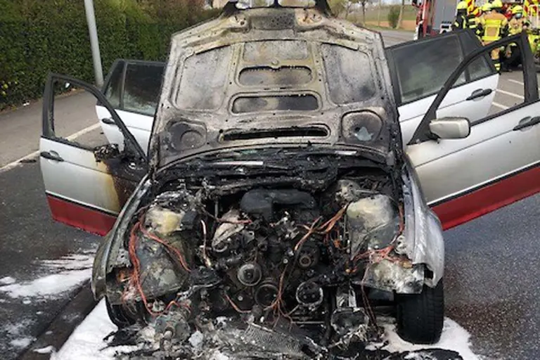 Worms - Feuerwehr löscht Pkw-Brand