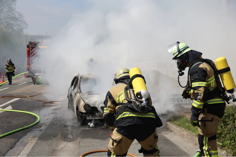 Feuerwehr löscht brennenden PKW an Tankstelle in Essen-Holsterhausen