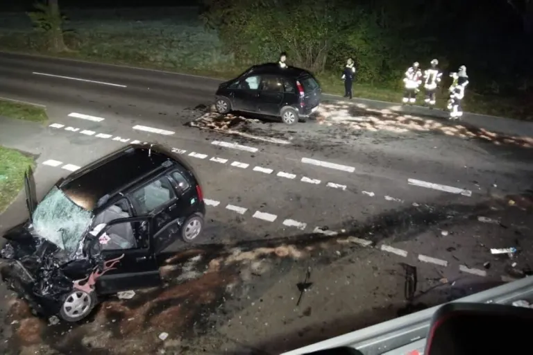 Fredenbeck - Beide Fahrer bei Unfall in ihren Fahrzeugen eingeklemmt
