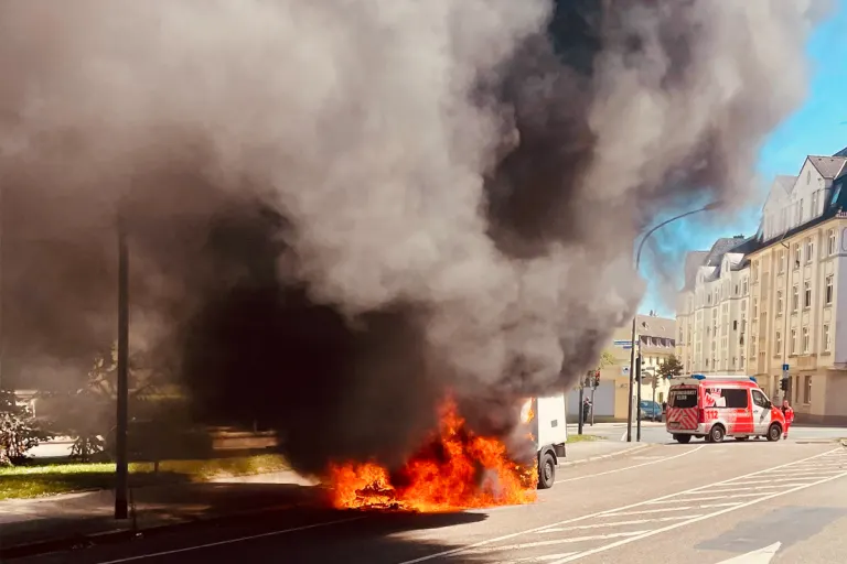 Essen NRW – Transporter gerät während der Fahrt in Brand