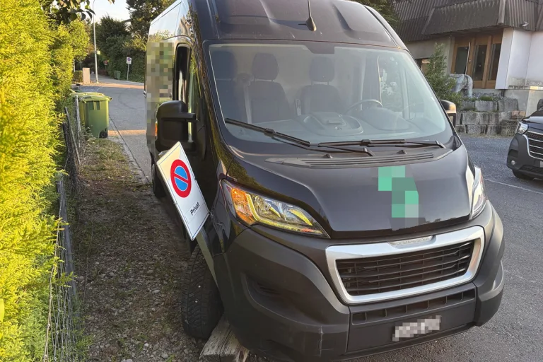 Niederuzwil SG – Fahrunfähiger prallt mit Lieferwagen in parkierten Pkw