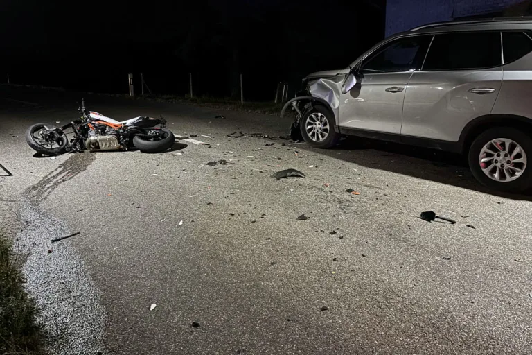 Ennetbühl SG – Schwerer Unfall zwischen Motorrad und Auto