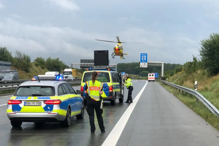 Unfall auf der A1 bei Sittensen – Kleinwagen gerät ins Schleudern und kippt um