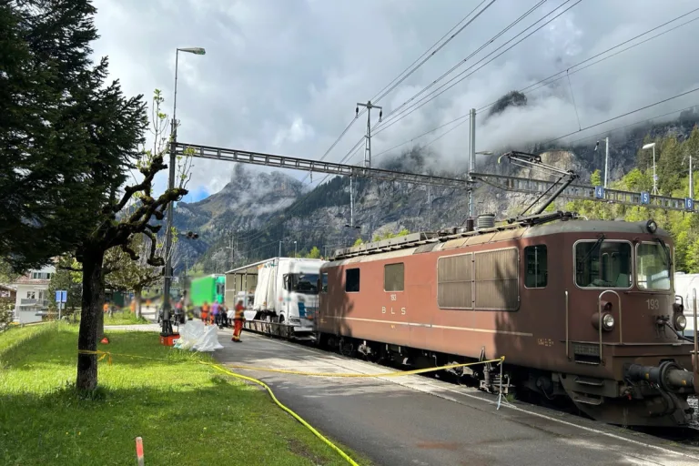 Kandersteg BE - Bahnhof augrund eines Chemievorfalls grossräumig gesperrt