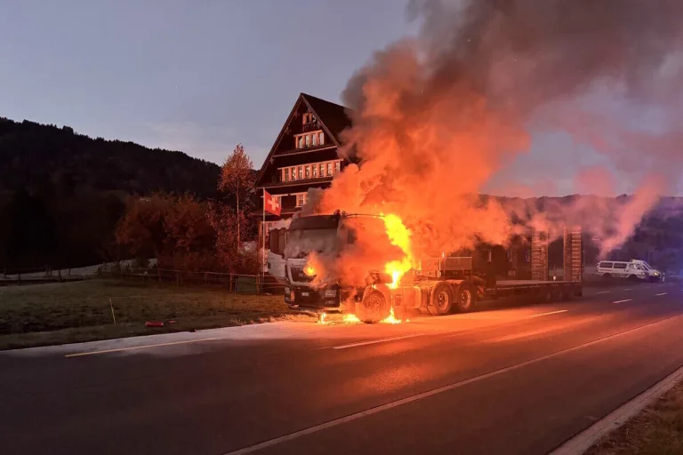 Ebnat-Kappel SG – Lastwagen in Brand geraten