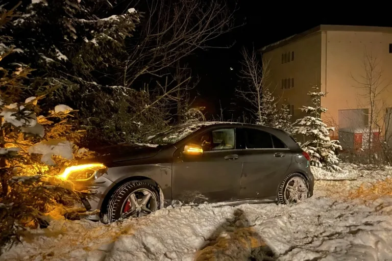 Lenzerheide GR -  Alkoholisierter Autofahrer verursacht Selbstunfall