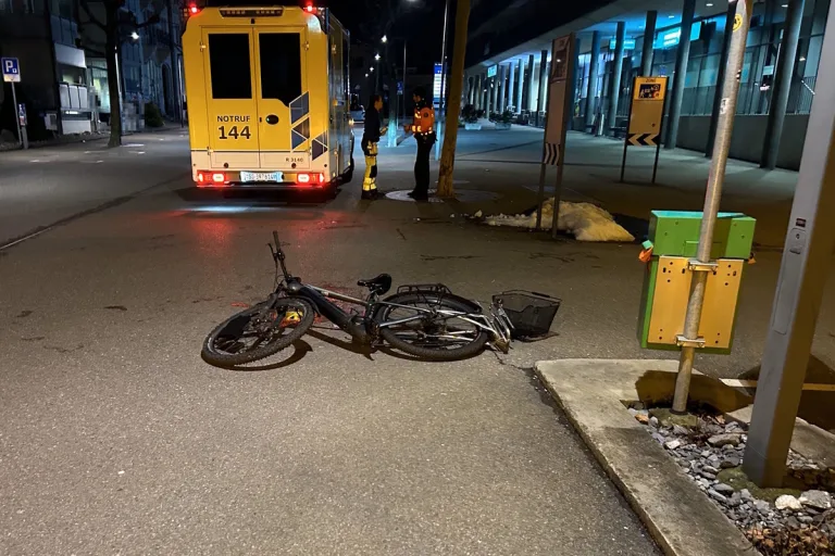 Gossau SG – E-Bikerin fahrunfähig verunfallt