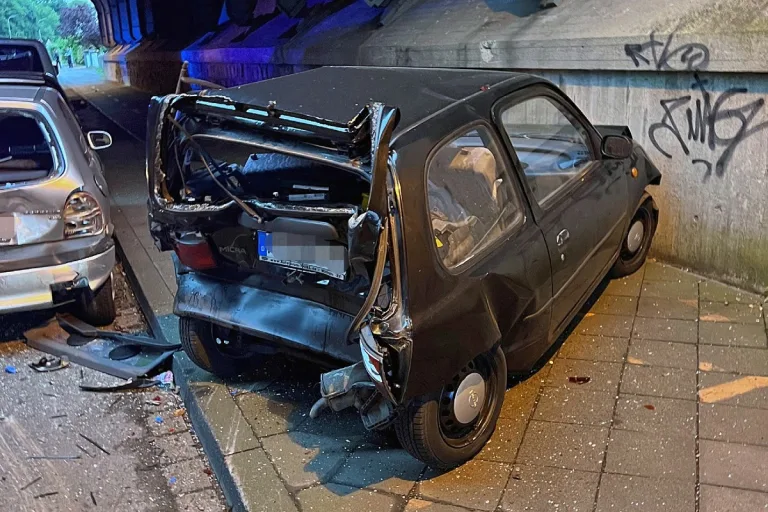 Hilden - 5 Fahrzeuge erheblich beschädigt