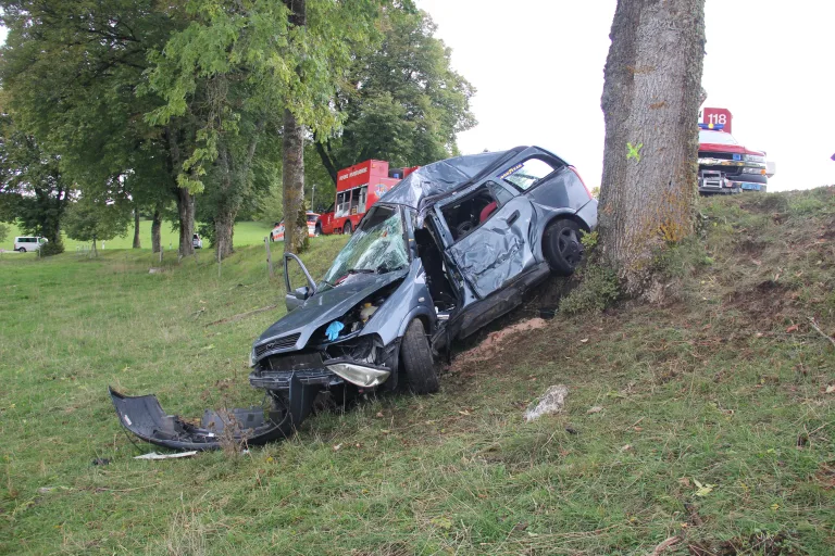 Lajoux JU – Zu schnell unterwegs und gegen Baum gekracht