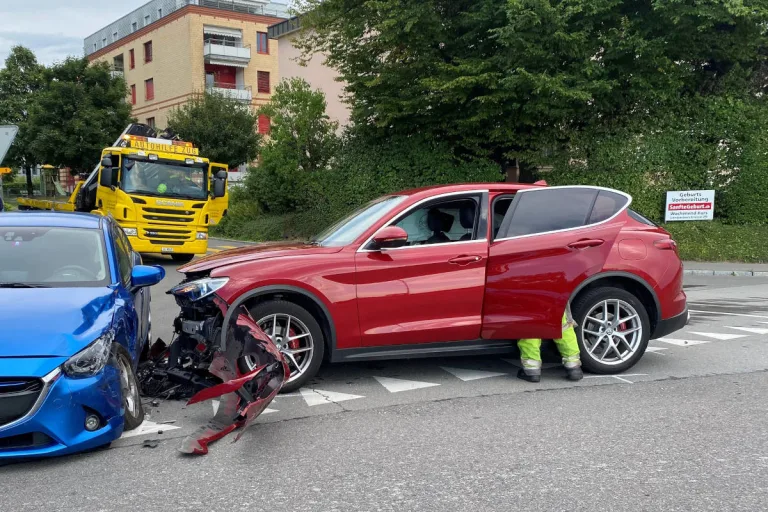 Cham ZG – Mann bei heftiger Kollision verletzt
