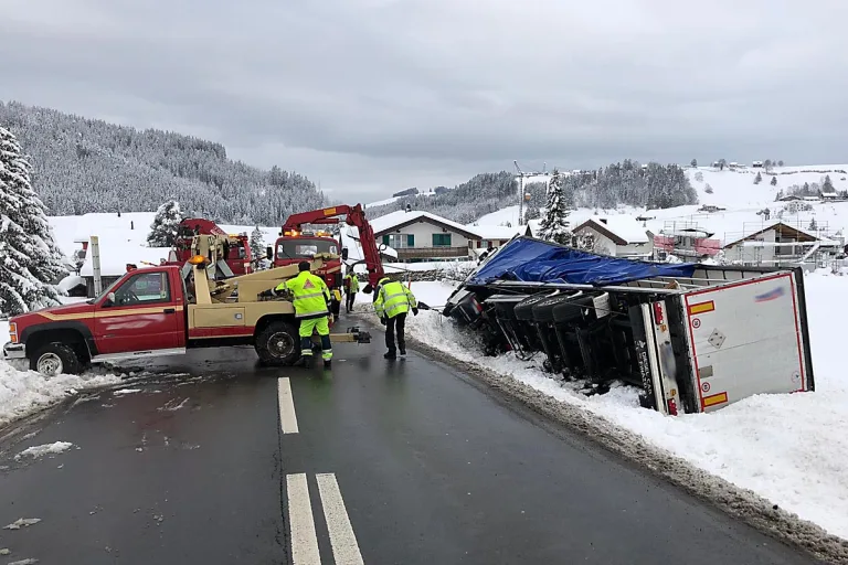 Schwyzerbrugg SZ - Sattelschlepper kippt auf die Seite!