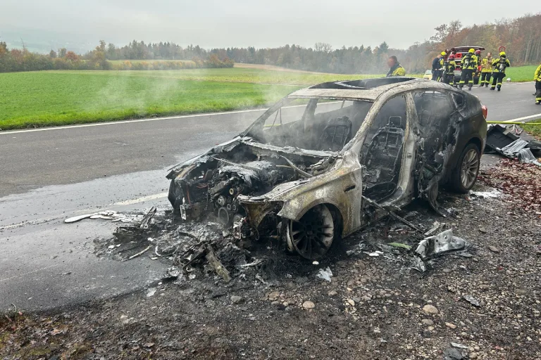 Arch BE – Auto in Brand geraten