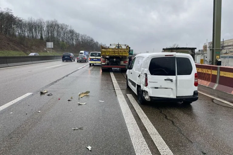 Pratteln / A2 BL - Lastwagen gegen Lieferwagen gefahren