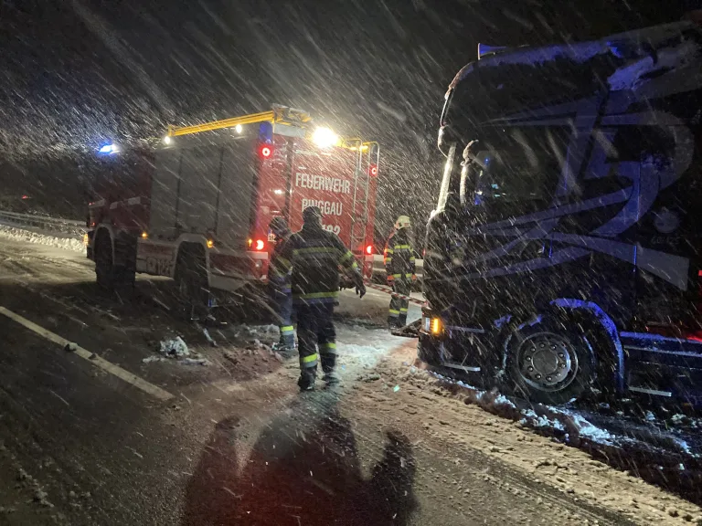 A2 Schäffern – Lkw blockierten verschneite Autobahn