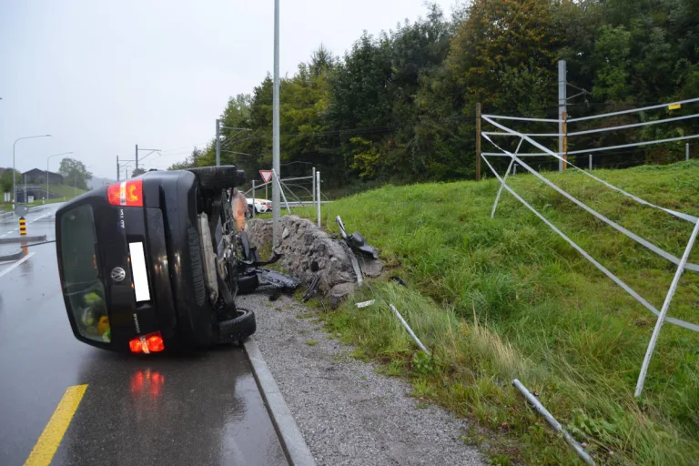 Herisau AR – In mehrere Eisenpfähle gekracht und umgekippt