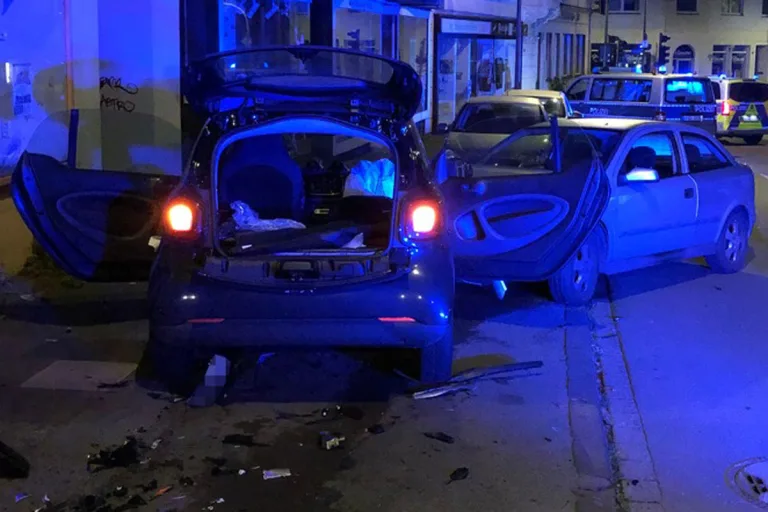 Bochum - Alkoholisierter 19-Jähriger flüchtet mit Kleinstwagen vor der Polizei