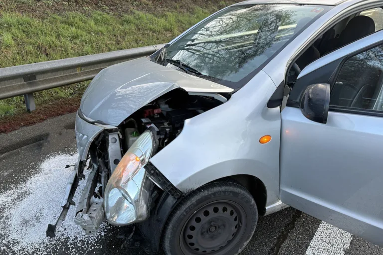 A2 Dagmersellen – Auto kollidiert bei Unfall mit Leitplanke