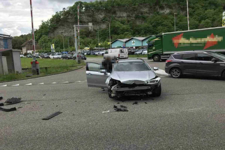 Oensingen SO - Missachtung der roten Ampel führt zu Unfall mit Strassensperre
