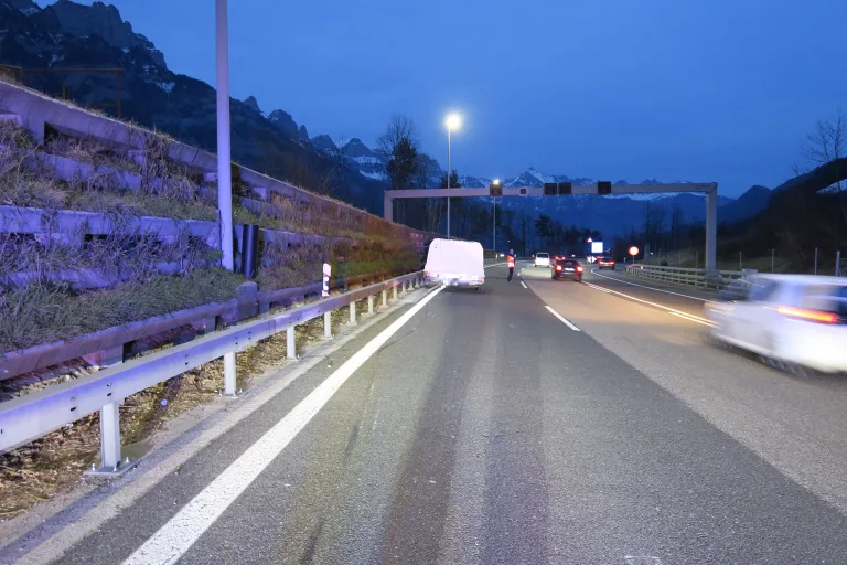 A3 Mühlehorn GL: Anhänger löst sich auf der Autobahn und kracht in Leitplanke