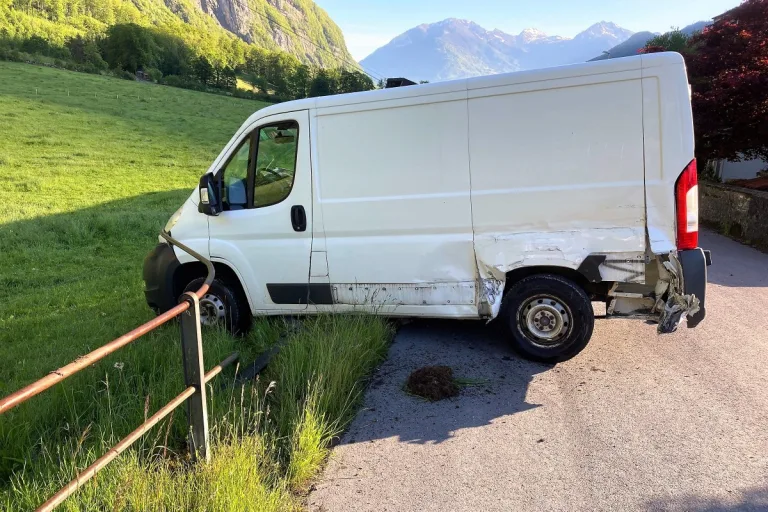 Lieferwagenlenker übersieht Lieferwagen in Netstal GL