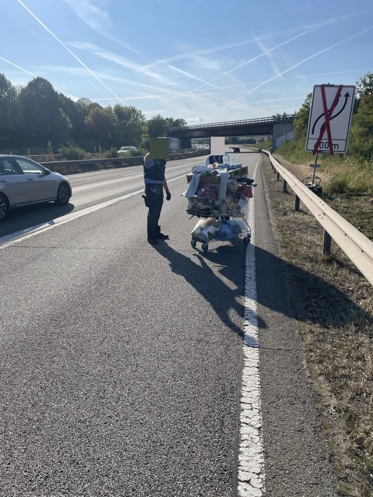 Kaiserslautern – Mann mit Einkaufswagen auf A6 unterwegs
