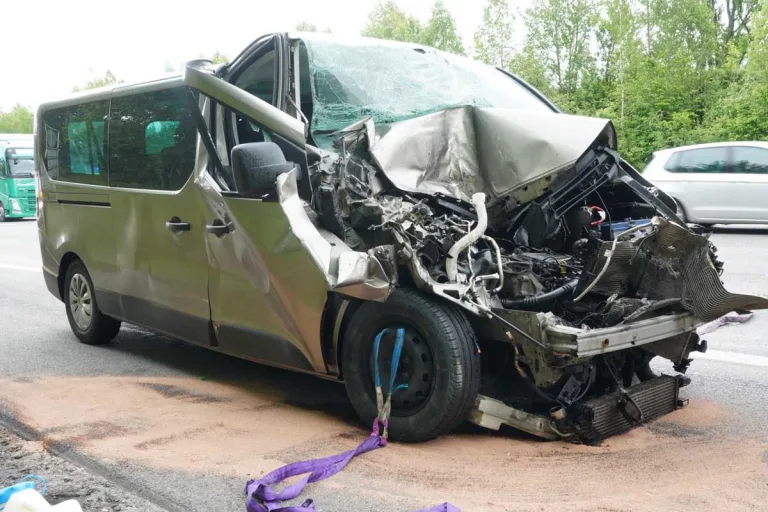 Blindenmarkt - Kleinbus verunfallt mit LKW