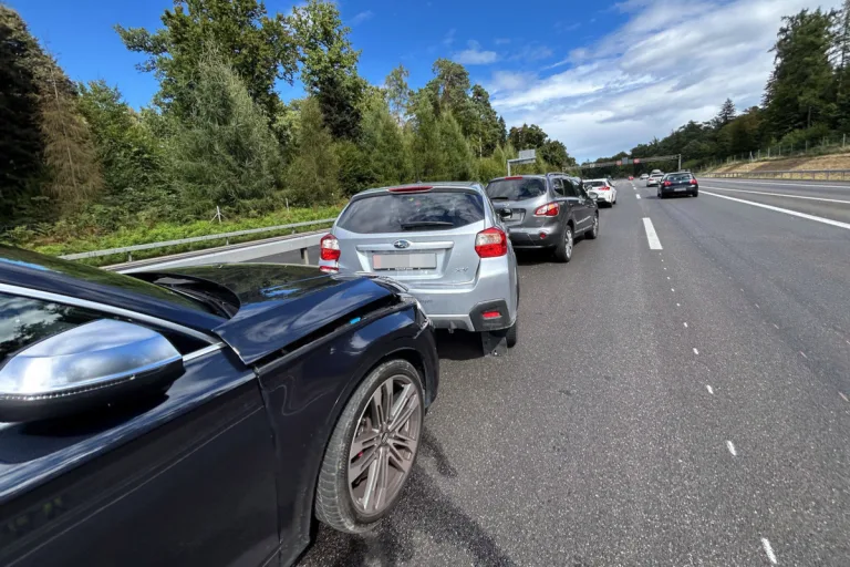A1 Othmarsingen AG – Stauende übersehen – Unfall mit fünf Fahrzeugen