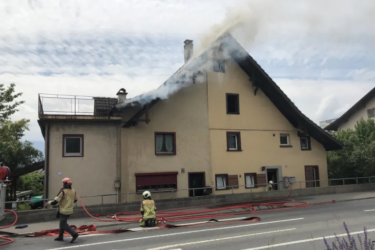 Rapperswil-Jona SG – Dachbrand in Doppel-Einfamilienhaus