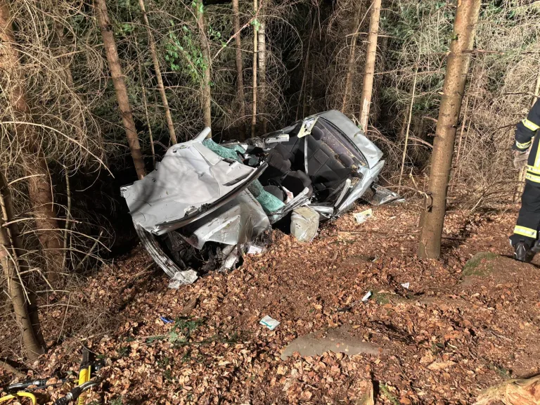 Unterreichenbach – Drei Verletzte nach schwerem Unfall mit BMW
