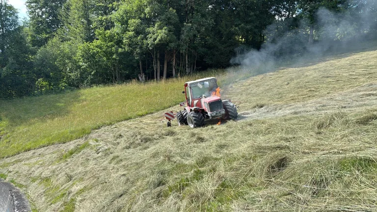 Fanas GR – Landwirtschaftliches Fahrzeug in Brand geraten