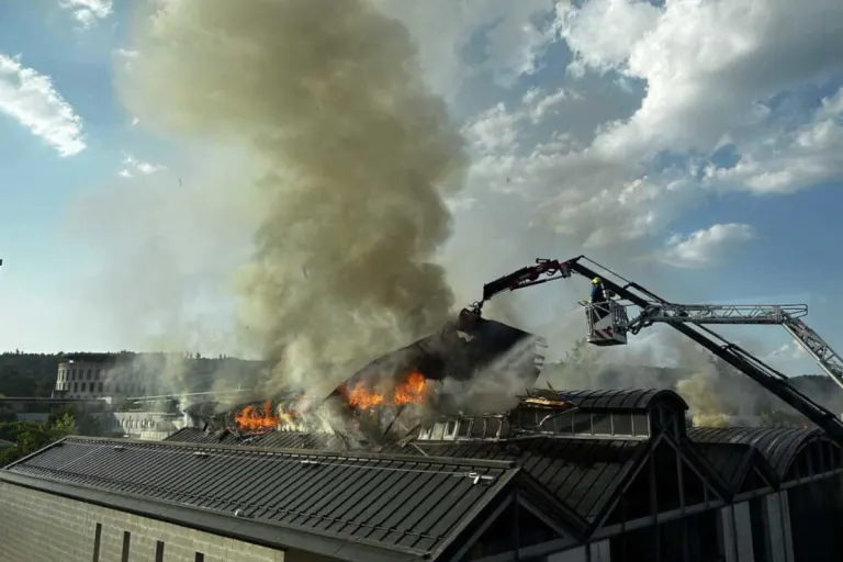 Dättwil AG – Turnhalle bei Brand schwer beschädigt