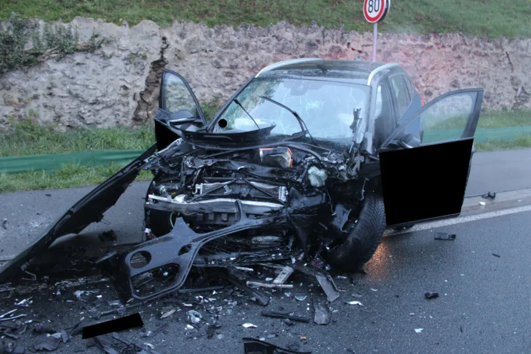 B61 Porta Westfalica – Zwei Verletzte nach Frontalzusammenstoß