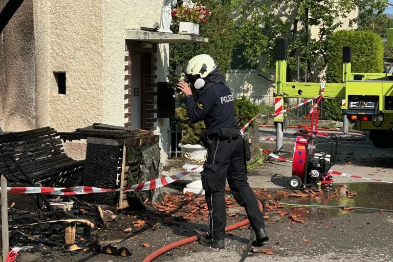 Brand in Wetzikon ZH – Feuer steigt Fassade von Einfamilienhaus hoch