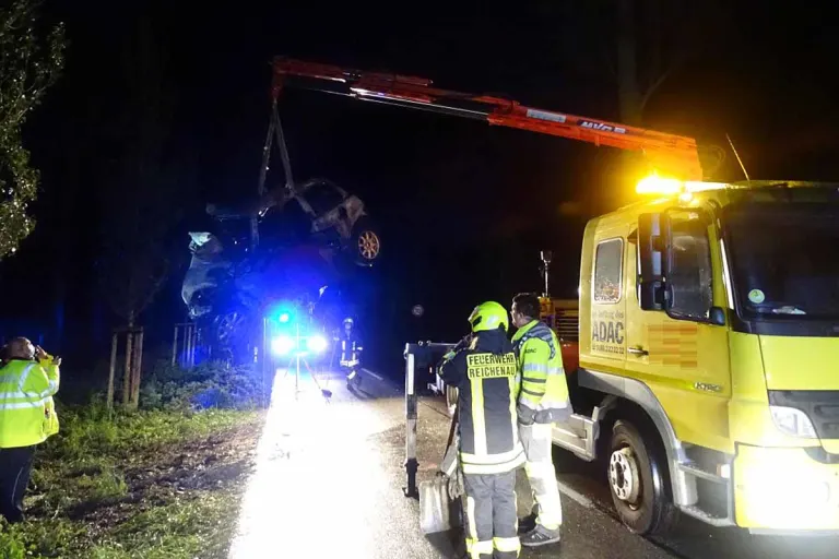 Tödlicher Unfall in Reichenau - 24-Jähriger kracht gegen Baum und verbrennt im Wagen