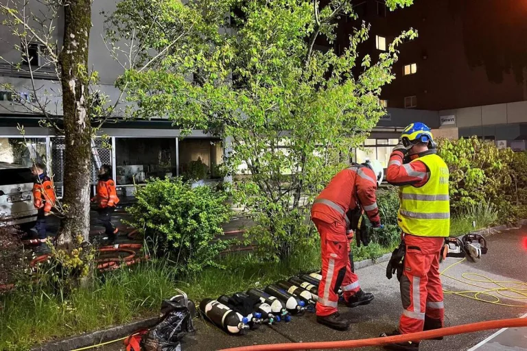 Dietlikon ZH - Bahnhofstrasse wegen Brand gesperrt