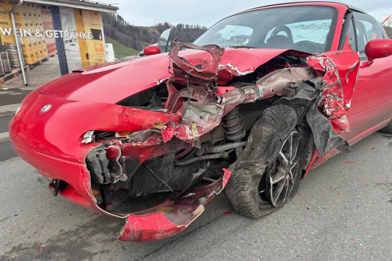 Hasle LU – Lenker gerät auf Gegenfahrbahn und verursacht Unfall