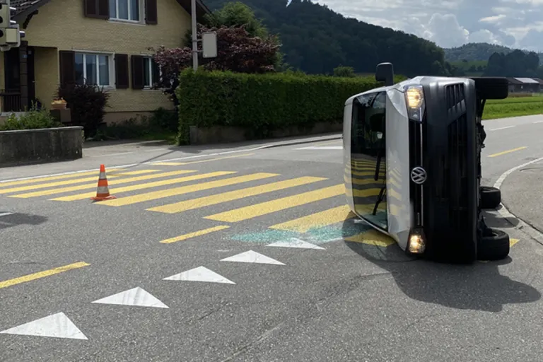 Wikon LU - Lieferwagen kippt auf Seite