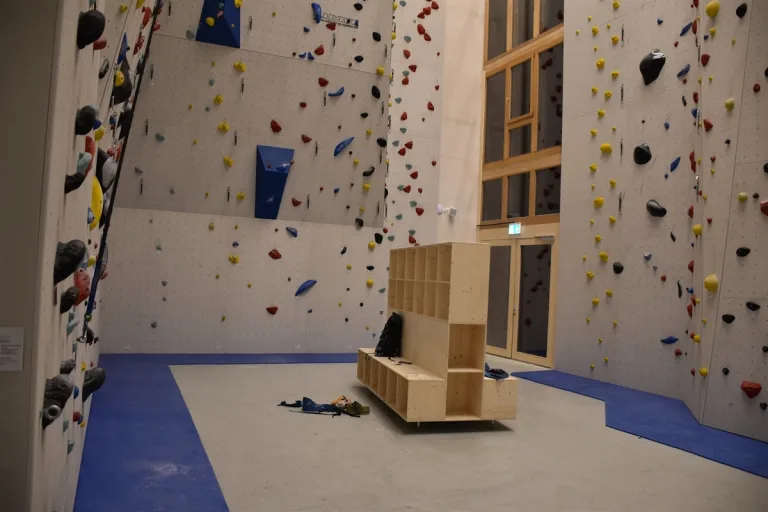 Disentis/Mustér GR - 50-Jähriger in Kletterhalle gestürzt und schwer verletzt