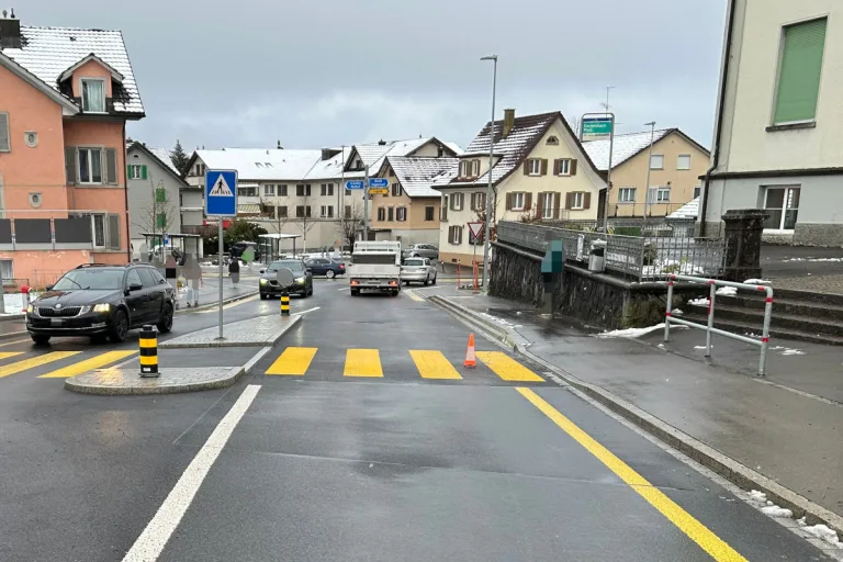 Unfall in Eschenbach SG – Lieferwagen erfasst Kind