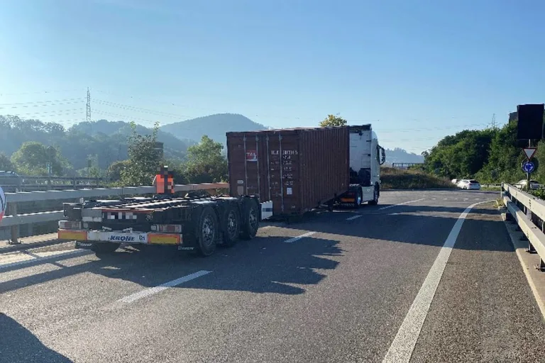 A2 Pratteln BL – Sattelschlepper verliert Ladung – Autobahnausfahrt gesperrt