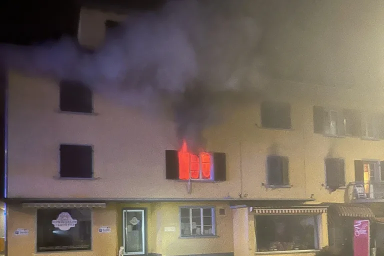 Bützberg BE – Nächtlicher Brand – Feuerwehr evakuiert Bewohner