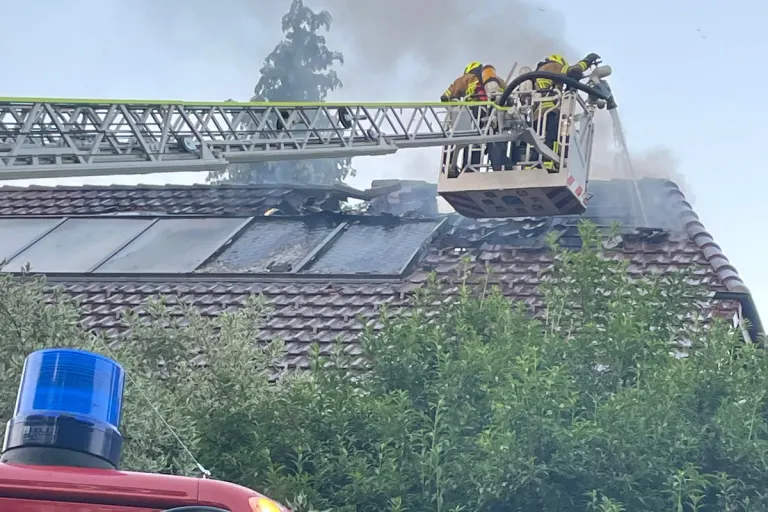 Eriswil BE - Feuer beschädigt Dach eines Hauses stark 