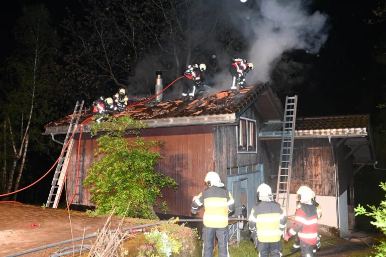 Walenstadtberg SG - Kaminbrand breitet sich auf Dach aus 