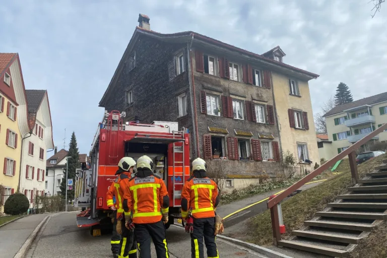 St. Gallen - Zwei Leichtverletzte bei Brand - Tisch aus Fenster geworfen!
