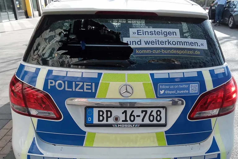 Kiel - Polizeiauto am helllichten Tag beschädigt