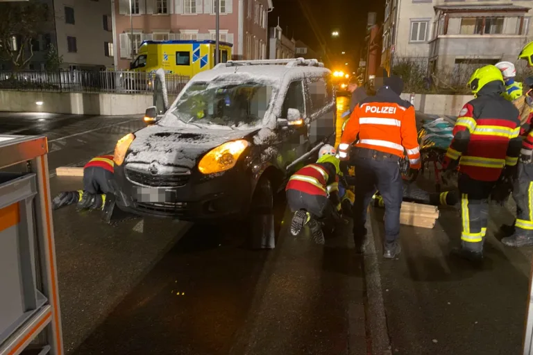 Unfall in Flawil SG - Fussgängerin von Auto erfasst