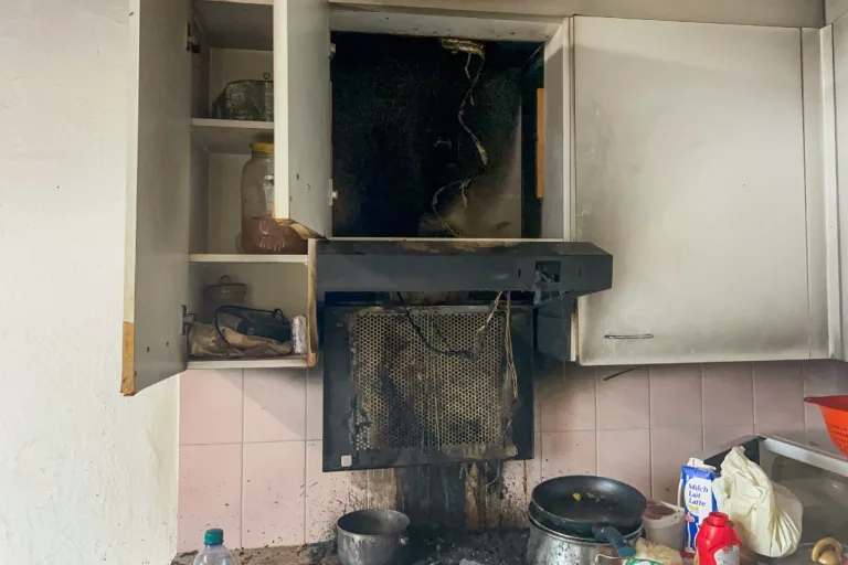 Brand in St. Gallen - Ölbrand versucht mit Wasser zu löschen