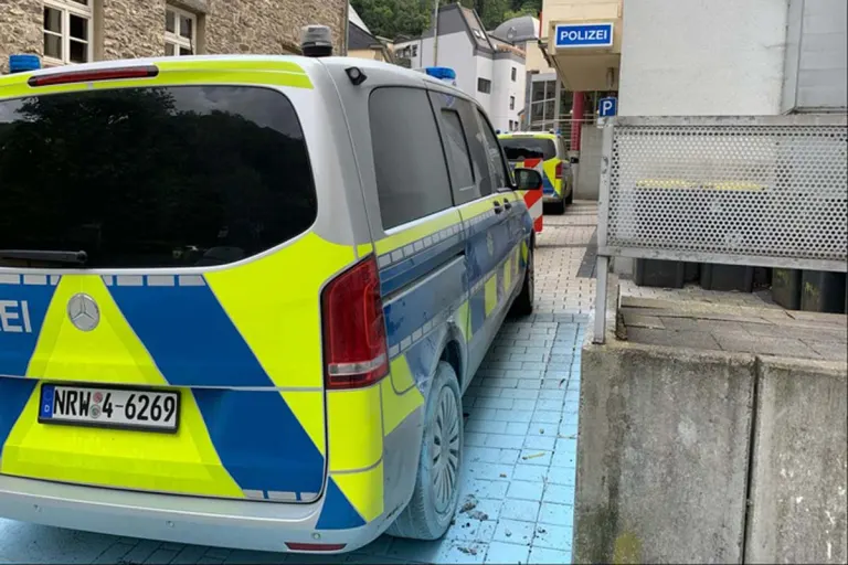  Altena - Erneuter Brand eines Streifenwagens vor der Polizeiwache