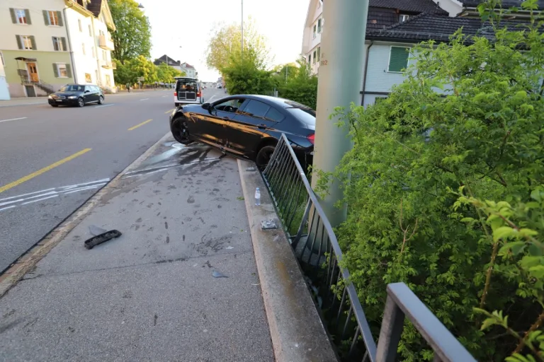 Stadt St. Gallen - Leistungsstarker BMW M6 kollidiert mit Hydranten und Metallzaun