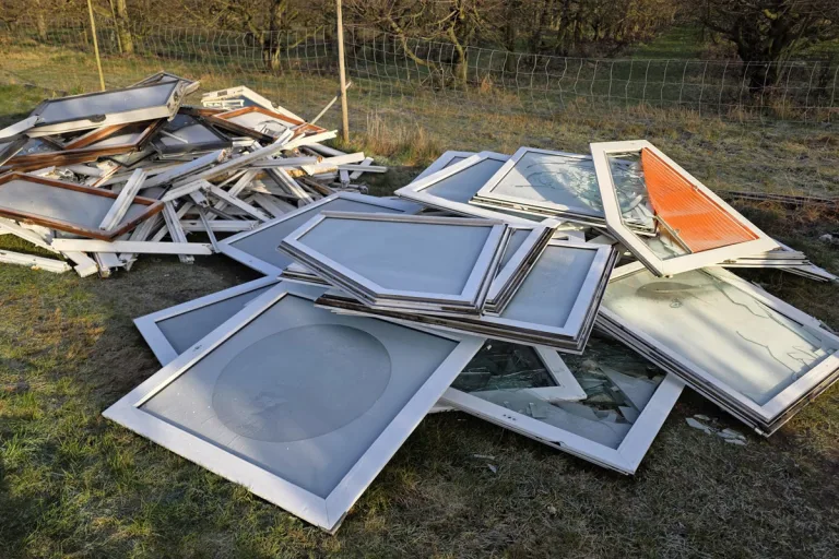 Horneburg – Unbekannte laden alte Fenster in Feldmark ab